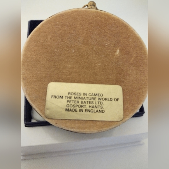 Vintage Roses In Cameo from the Miniture World of Peter Bates in England - Picture 2 of 6